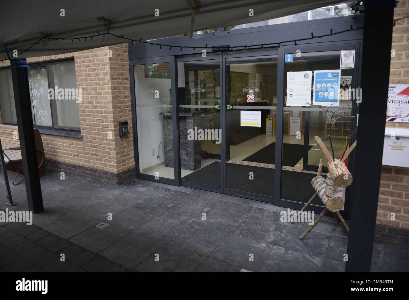 Das Bild zeigt das Pflegezentrum Aan de Beverdijk in Hamont-Achel, Mittwoch, 20. Januar 2021. Das Haus ist von einem Ausbruch des Coronavirus betroffen, obwohl alle Bewohner und 18 Mitarbeiter letzte Woche geimpft wurden. BELGA FOTO YORICK JANSENS Stockfoto