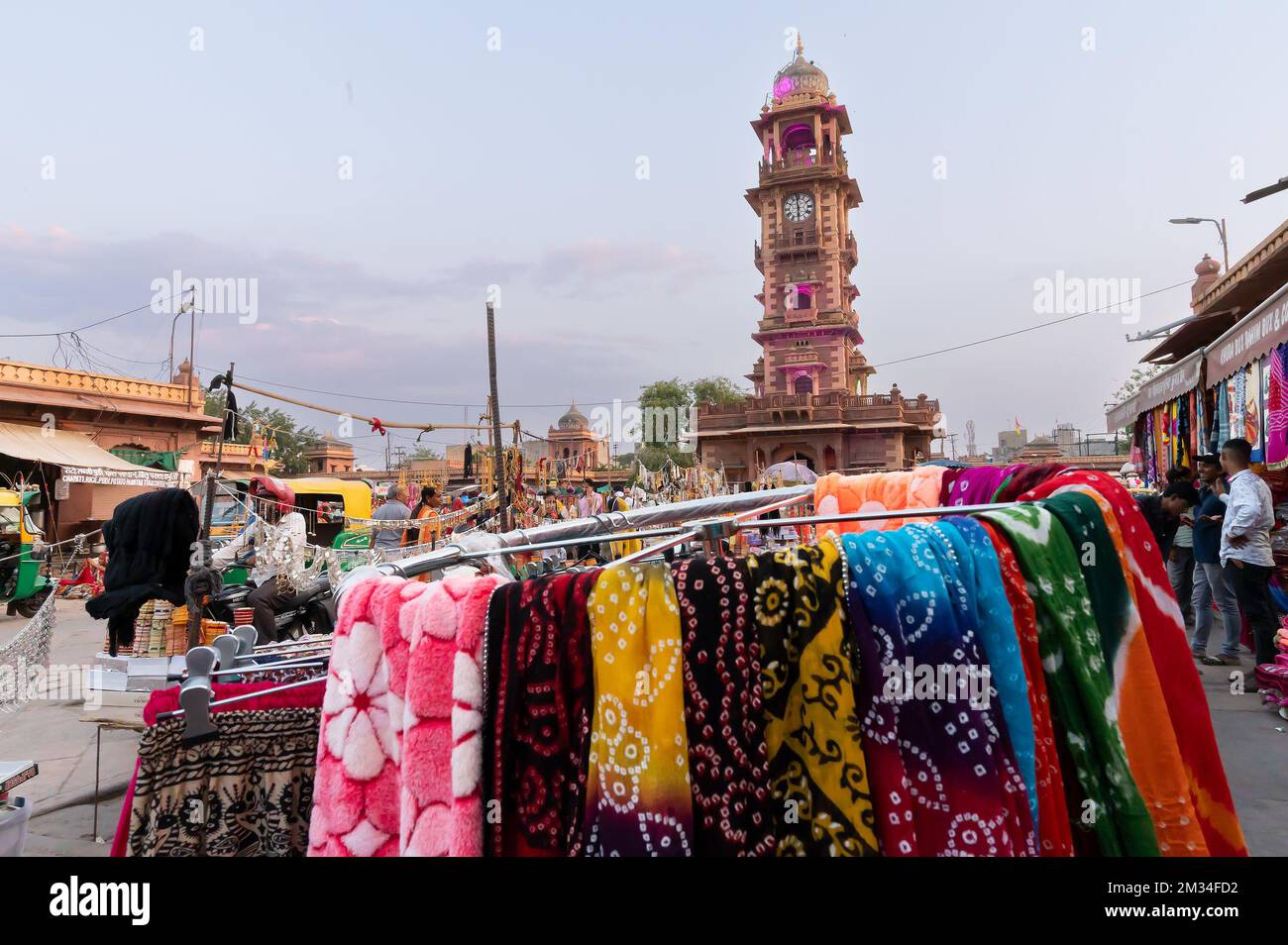 Jodhpur, Rajasthan, Indien - 20.10.2019 : Rajasthani Frauenkleidung hängen zum Verkauf , wird in einem Geschäft auf dem berühmten Sardar Markt angezeigt. Stockfoto