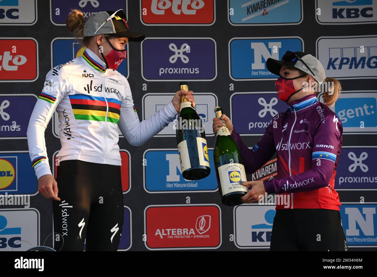 Die niederländische Anna van der Breggen vom Team SD Worx und die niederländische Amy Pieters vom Team SD Worx wurden nach dem Frauenelitenrennen des eintägigen Radrennen „Omloop Het Nieuwsblad“, 124km km von Gent nach Ninove, Samstag, den 27. Februar 2021, auf dem Podium abgebildet. BELGA FOTO DAVID STOCKMAN Stockfoto