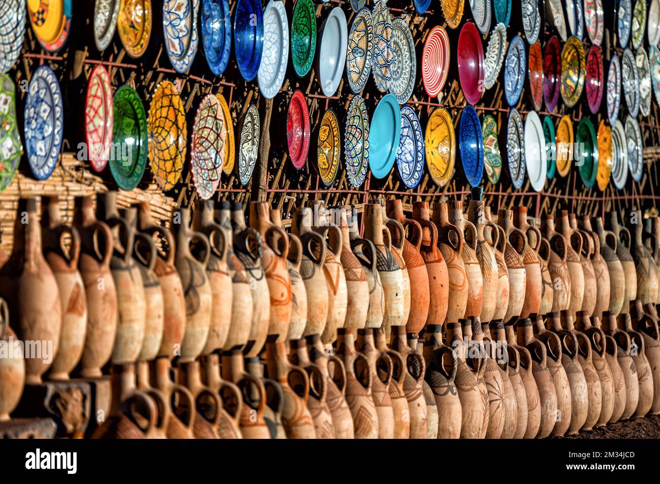 Tazentout, Ouarzazate, Marokko - 28. November 2022 - traditionelle, handgemachte marokkanische Tongerichte im lokalen Geschäft. Schüsseln, Teller, Tagines, Ju Stockfoto