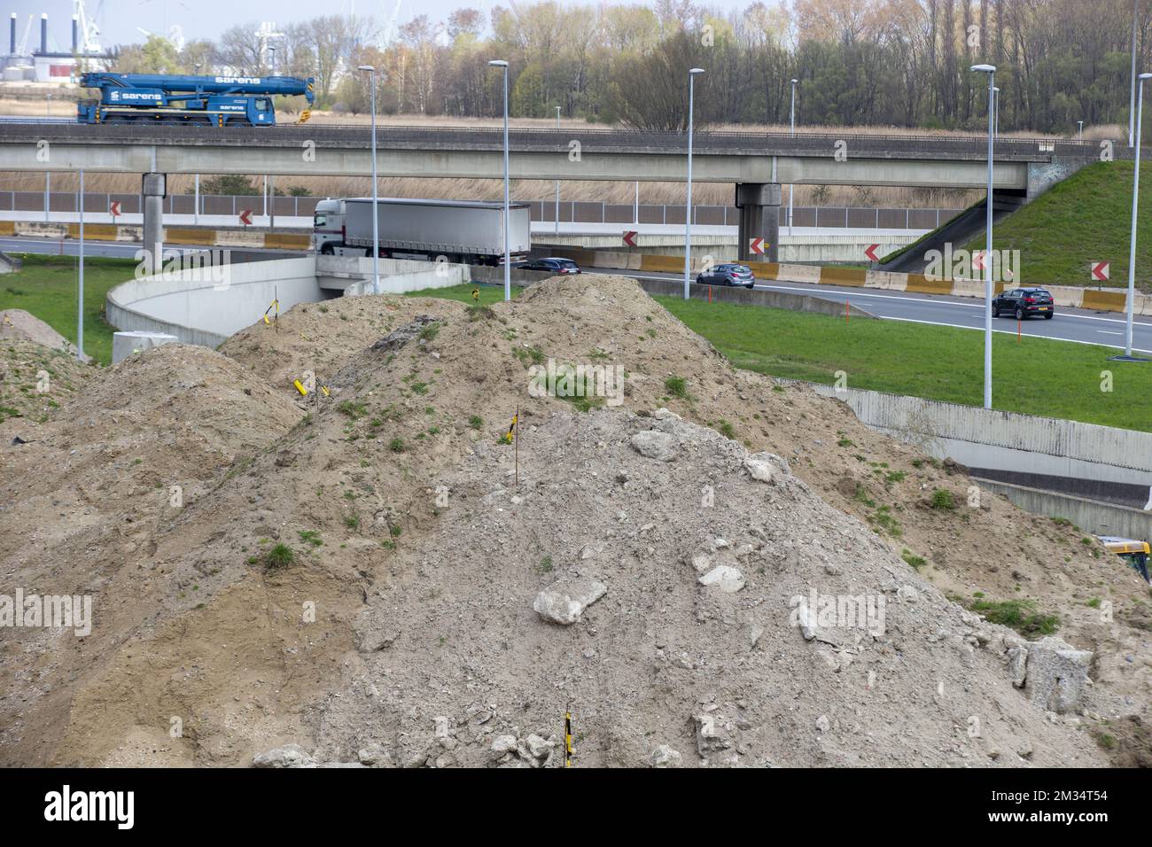 Das Bild zeigt einen Pressezeitpunkt bezüglich der Verbindung Sint-Anna Linkeroever von Lantis und dem Auftragnehmer Rinkonien, Teil des Gebäudes der Verbindung Oosterweel, in Zwijndrecht, Freitag, den 02. April 2021. Der Bau der neuen Kreuzung Sint-Anna Linkeroever beginnt am 12. April. Die Verkehrskreuzung, die die R1 mit der E34 und dem Charles de Costerlaan verbindet, wird sicherer und ruhiger sein und mit dem künftigen Scheldt-Tunnel verbunden sein. Die Arbeiten dauern bis zum Frühjahr 2024 und werden in mehreren Phasen durchgeführt. Die Anbindung an den Scheldt-Tunnel ist für 2027 geplant Stockfoto