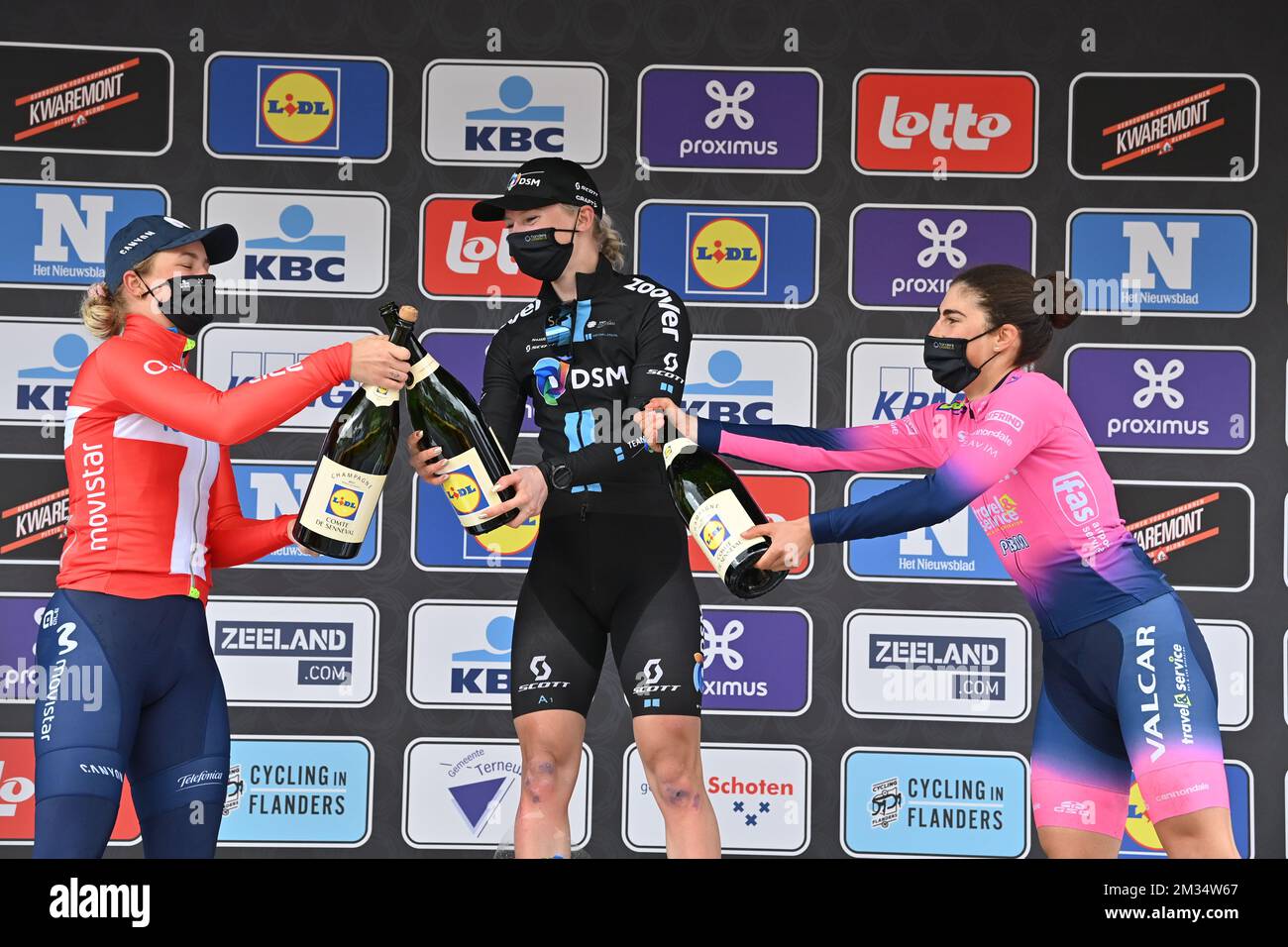 L-R, zweite dänische Emma Norsgaard, Preisträgerin Dutch Lorena Wiebes vom Team DSM und dritte italienische Elisa Balsamo feiern auf dem Podium des Frauenrennen des eintägigen Radrennen „Scheldeprijs“, von Terneuzen, Niederlande, nach Schoten, Mittwoch, den 07. April 2021. Öffentlich ist eine Empfehlung, zu Hause zu bleiben und dem Radrennen im Fernsehen oder Radio zu folgen. BELGA FOTO DAVID STOCKMAN Stockfoto