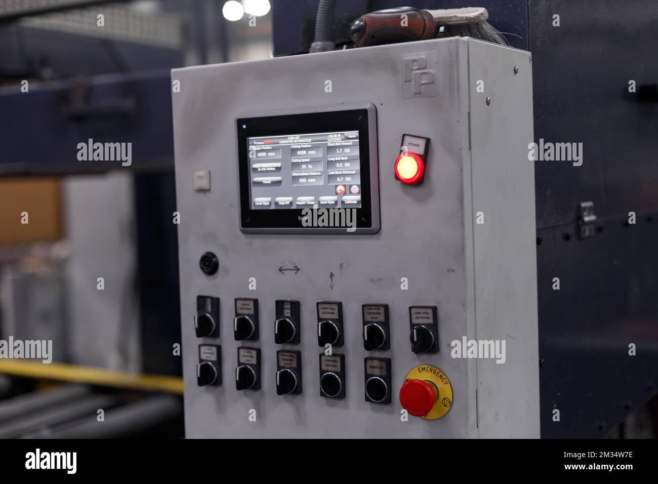 Das Innere ist moderne Ausrüstung in der Fabrik, experimentelle Ausrüstung. Arbeiten Sie mit Metall Stockfoto