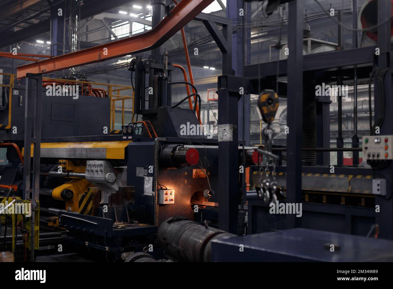 Das Innere ist moderne Ausrüstung in der Fabrik, experimentelle Ausrüstung. Arbeiten Sie mit Metall Stockfoto