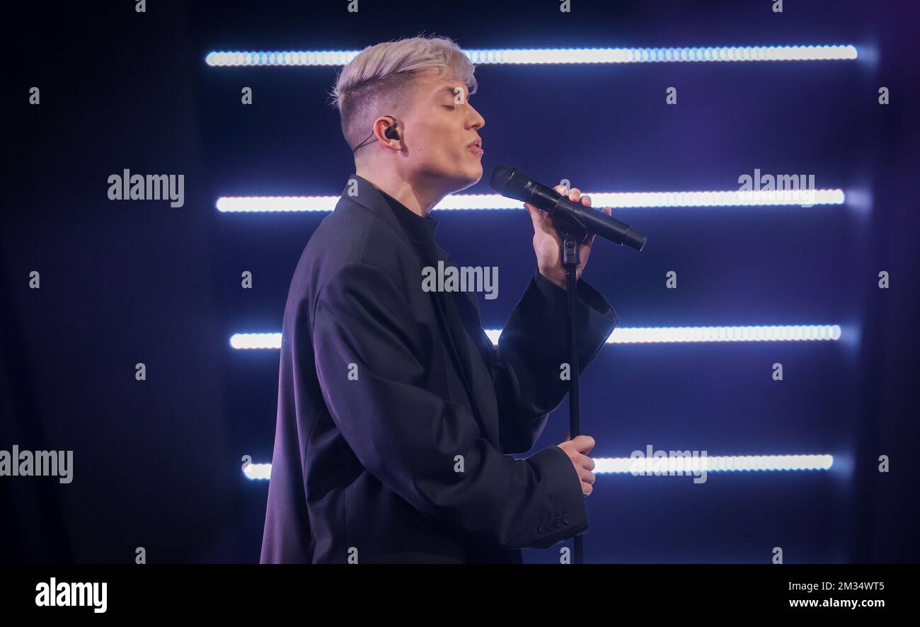 Das Voice Coach Loic Nottet tritt am Dienstag, den 13. April 2021, während des Finales der Fernsehsendung "The Voice Belgique" des belgischen französischsprachigen Fernsehsenders RTBF in Liege Mediacite auf. BELGA PHOTO VIRGINIE LEFOUR Stockfoto