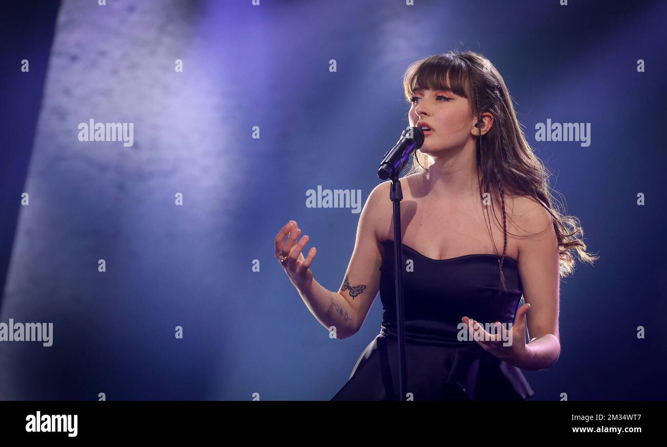 Finalist Orlane Willemas tritt am Dienstag, den 13. April 2021 in Liege Mediacite im Finale der Fernsehsendung „The Voice Belgique“ des belgischen französischsprachigen Fernsehsenders RTBF auf. BELGA PHOTO VIRGINIE LEFOUR Stockfoto