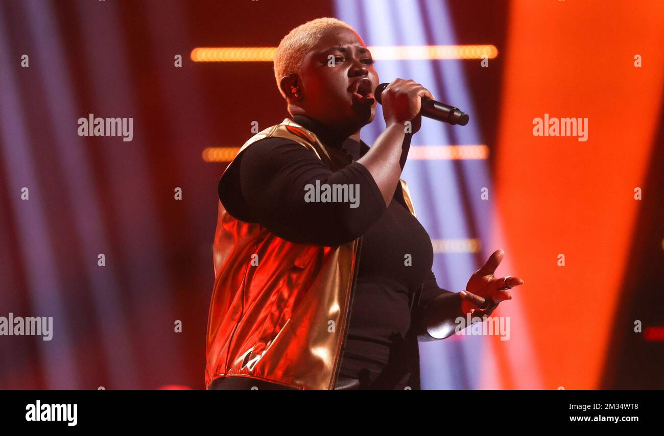 Die Finalistin Sonita Ojong tritt am Dienstag, den 13. April 2021 in Liege Mediacite im Finale der Fernsehsendung „The Voice Belgique“ des belgischen französischsprachigen Fernsehsenders RTBF auf. BELGA PHOTO VIRGINIE LEFOUR Stockfoto