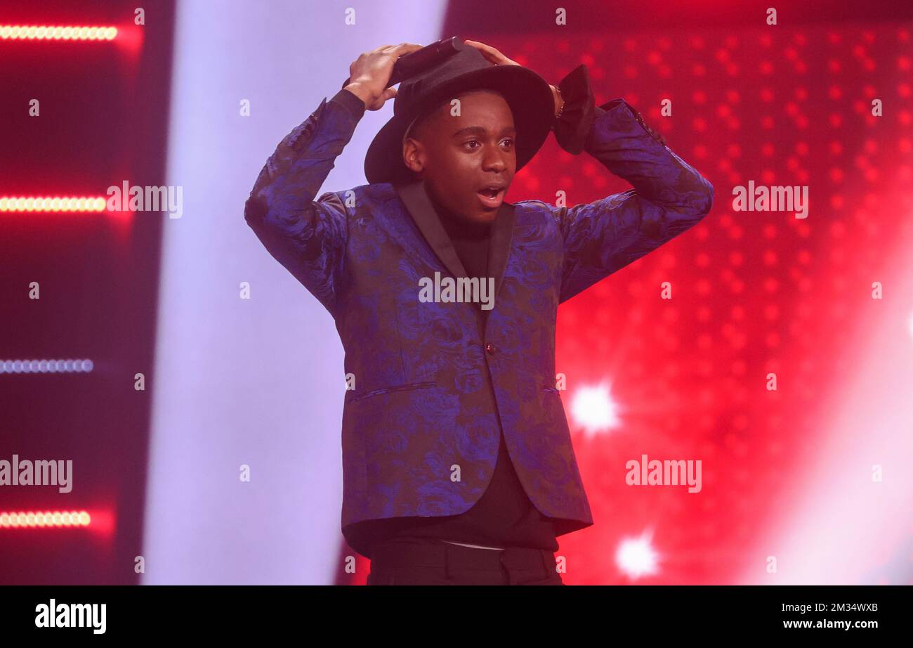 Die Finalistin Jeremie Makiese feiert am Dienstag, den 13. April 2021, im Finale der Fernsehsendung „The Voice Belgique“ des belgischen französischsprachigen Fernsehsenders RTBF in Liege Mediacite. BELGA PHOTO VIRGINIE LEFOUR Stockfoto