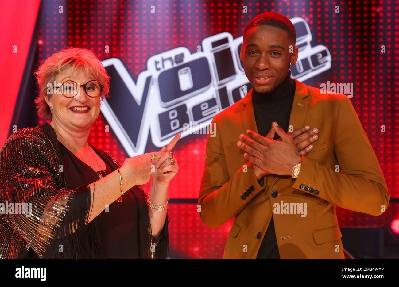 The Voice BJ Scottand und Preisträger Jeremie Makiese feiern nach dem Finale der TV-Show "The Voice Belgique", die von der belgischen französischsprachigen Fernsehstation RTBF am Dienstag, den 13. April 2021 in Liege Mediacite übertragen wurde. BELGA PHOTO VIRGINIE LEFOUR Stockfoto