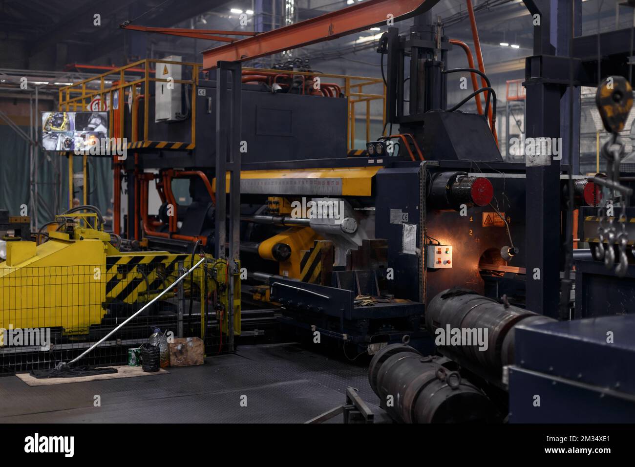 Das Innere ist moderne Ausrüstung in der Fabrik, experimentelle Ausrüstung. Arbeiten Sie mit Metall Stockfoto