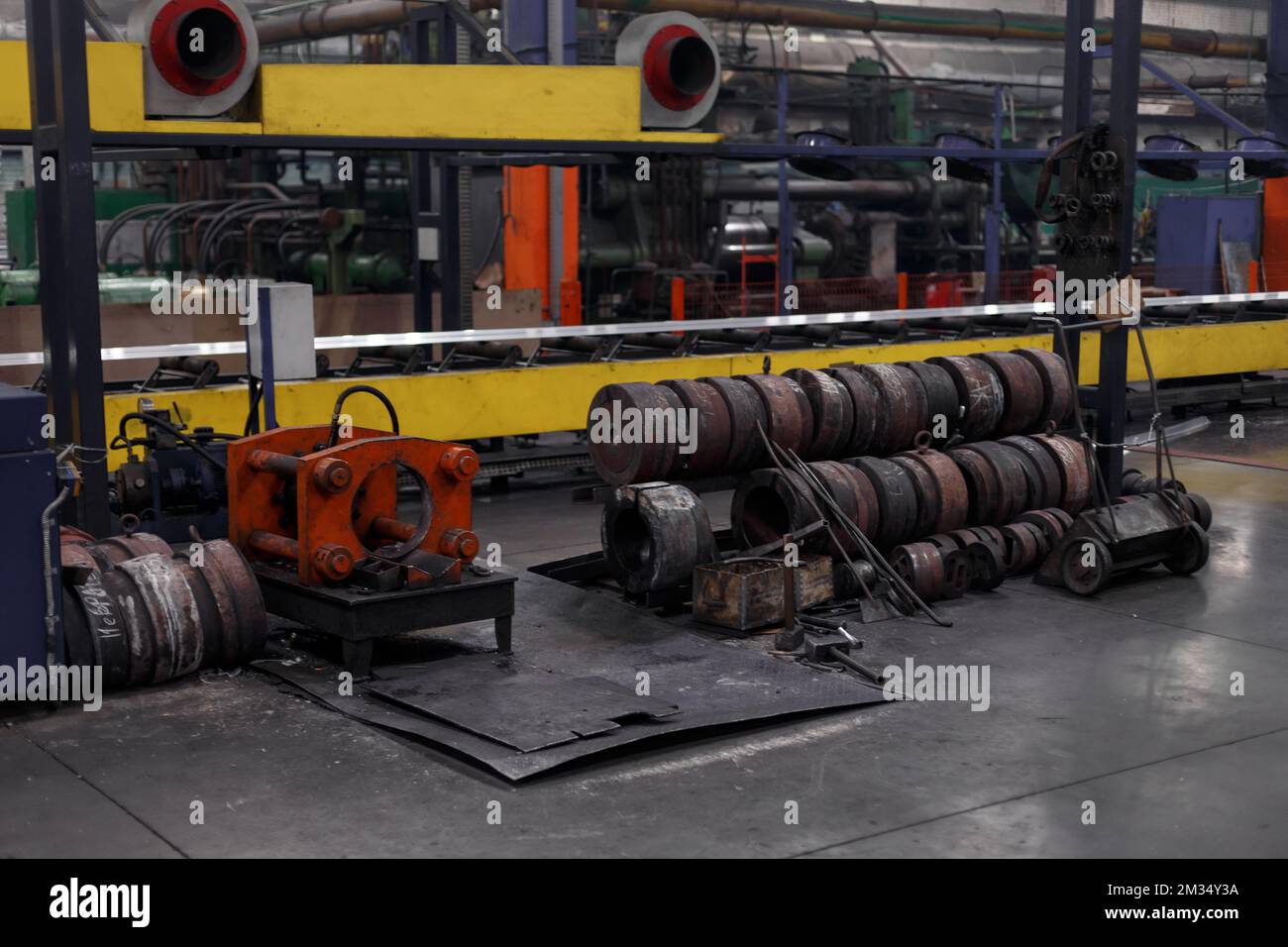Das Innere ist moderne Ausrüstung in der Fabrik, experimentelle Ausrüstung. Arbeiten Sie mit Metall Stockfoto