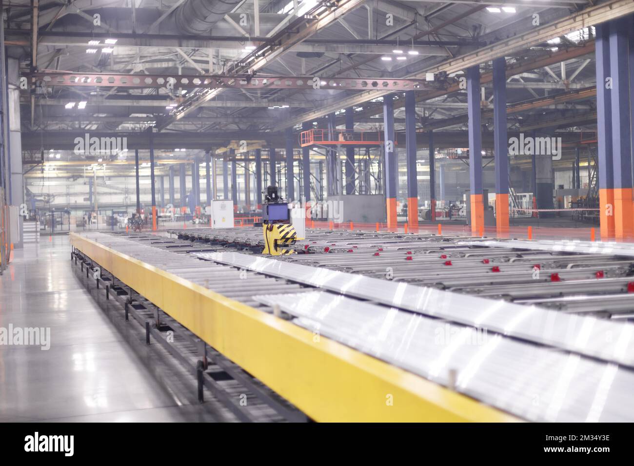 Das Innere ist moderne Ausrüstung in der Fabrik, experimentelle Ausrüstung. Arbeiten Sie mit Metall Stockfoto