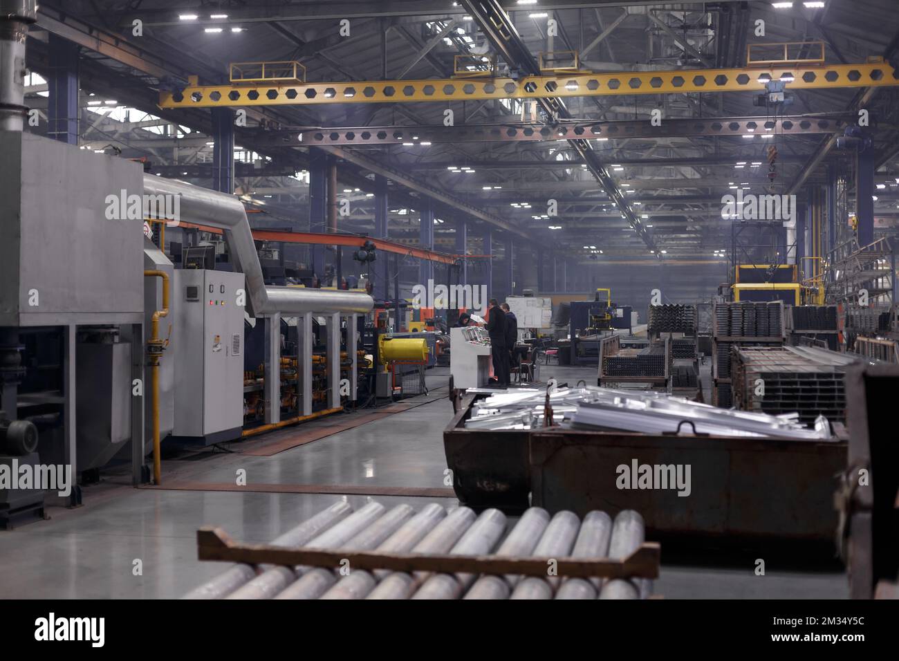 Das Innere ist moderne Ausrüstung in der Fabrik, experimentelle Ausrüstung. Arbeiten Sie mit Metall Stockfoto