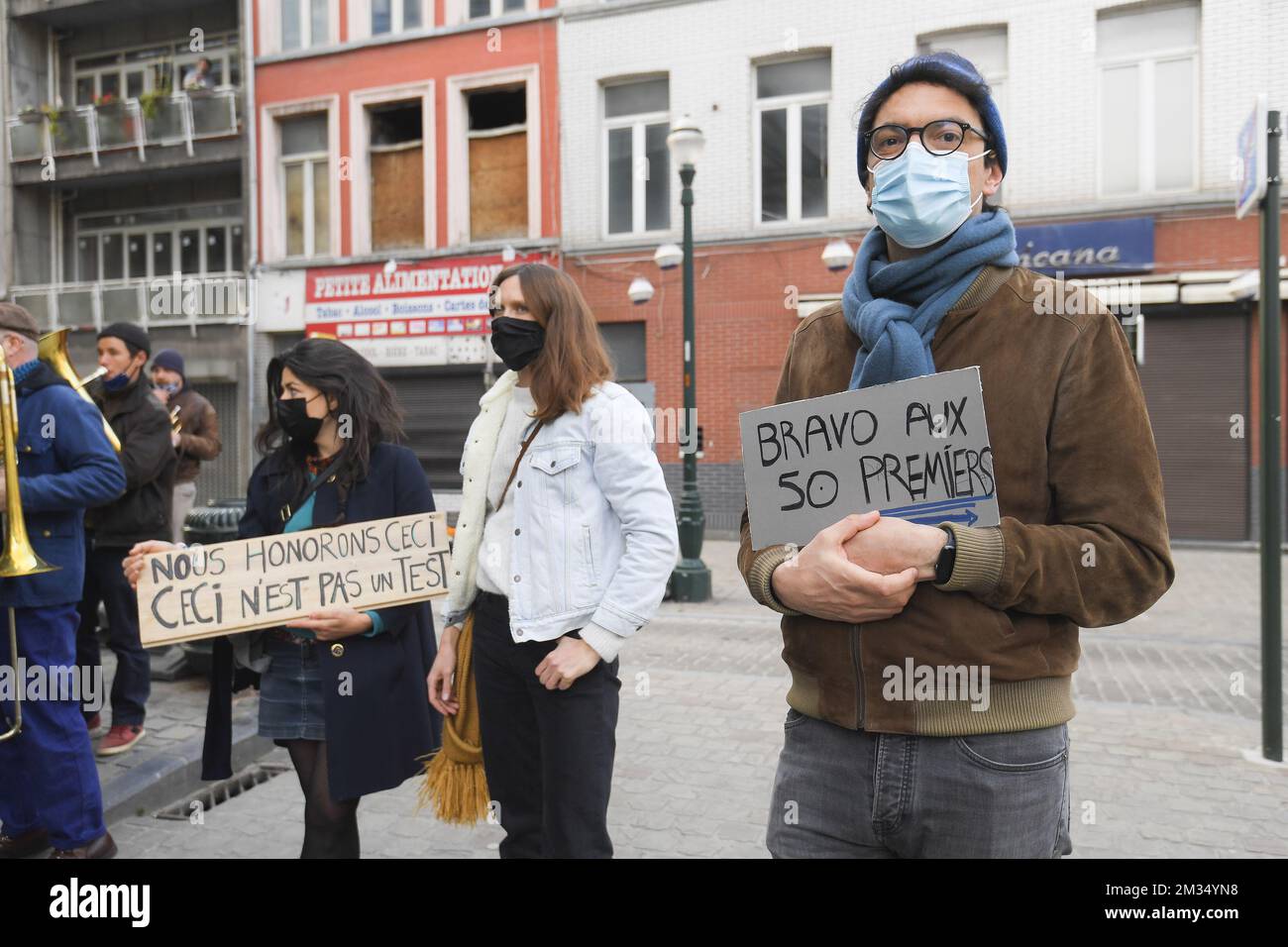 Abbildung zeigt eine Aktion außerhalb einer Covid-Proof-Veranstaltung im Koninklijke Vlaamse Schouwburg (KVS) Theater, Montag, den 26. April 2021 in Brüssel. Das Theater bietet eine Show zum Testen kultureller Covid-19-Protokolle. BELGA FOTO LAURIE DIEFFEMBACQ Stockfoto