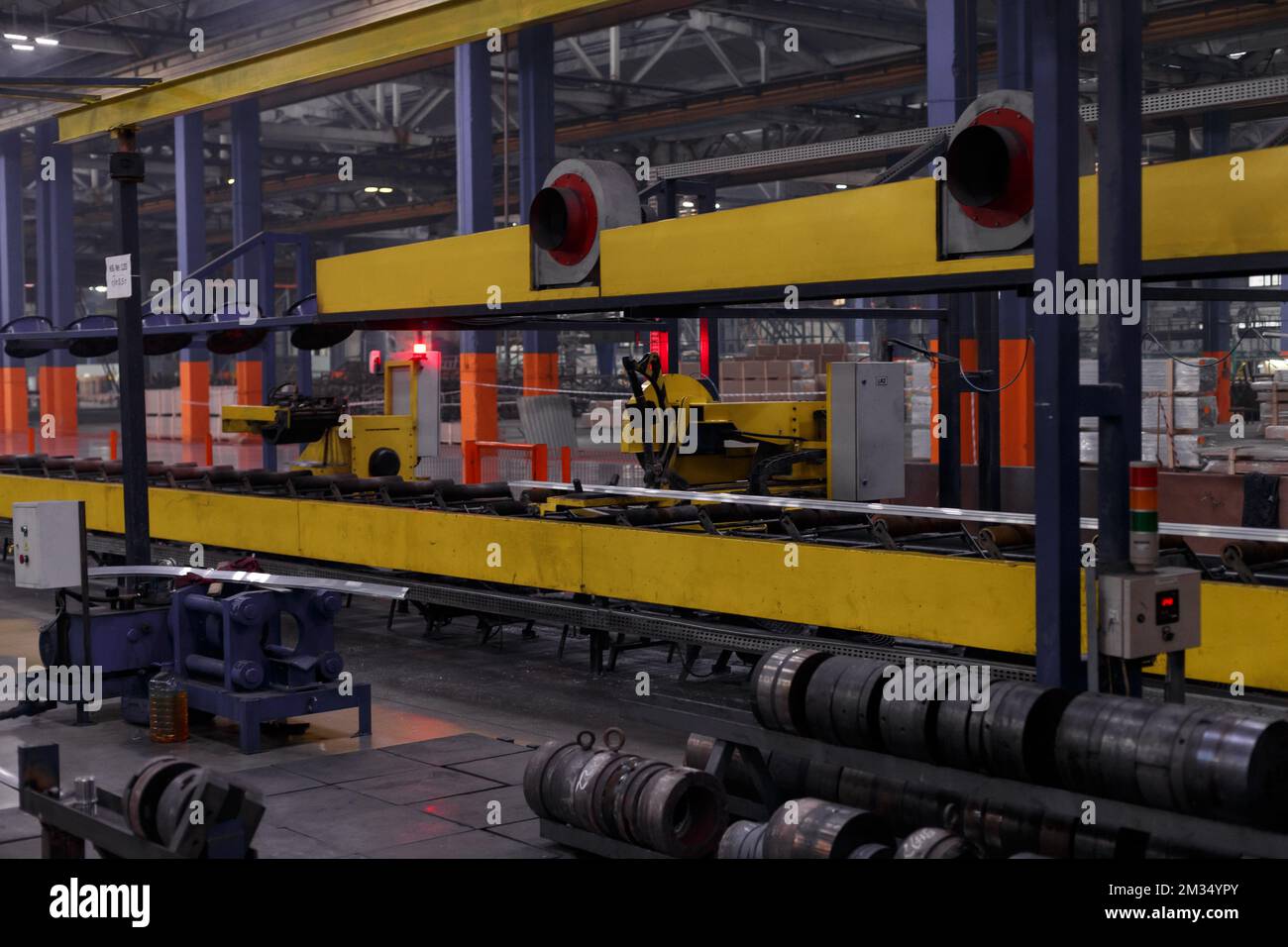 Das Innere ist moderne Ausrüstung in der Fabrik, experimentelle Ausrüstung. Arbeiten Sie mit Metall Stockfoto