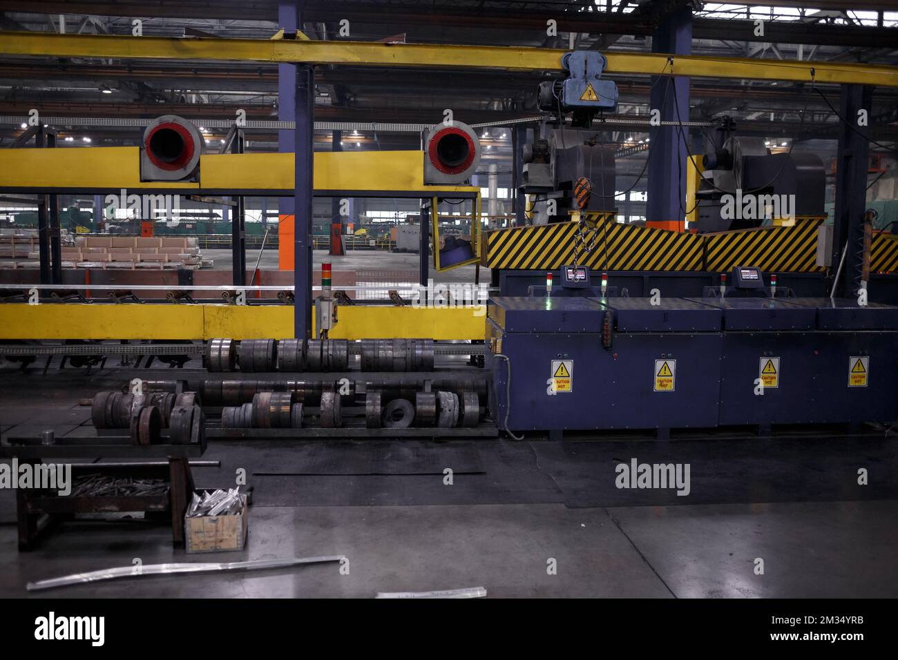 Das Innere ist moderne Ausrüstung in der Fabrik, experimentelle Ausrüstung. Arbeiten Sie mit Metall Stockfoto