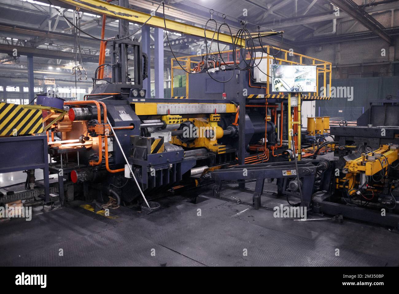 Das Innere ist moderne Ausrüstung in der Fabrik, experimentelle Ausrüstung. Arbeiten Sie mit Metall Stockfoto