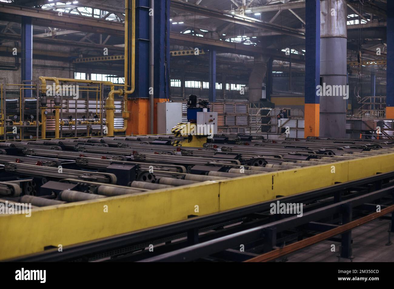 Das Innere ist moderne Ausrüstung in der Fabrik, experimentelle Ausrüstung. Arbeiten Sie mit Metall Stockfoto