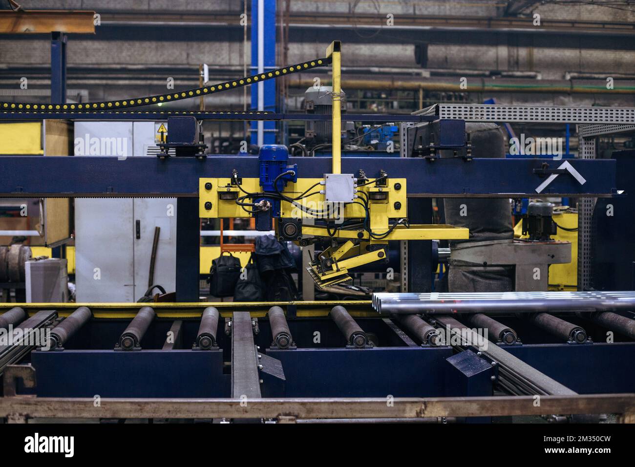 Das Innere ist moderne Ausrüstung in der Fabrik, experimentelle Ausrüstung. Arbeiten Sie mit Metall Stockfoto