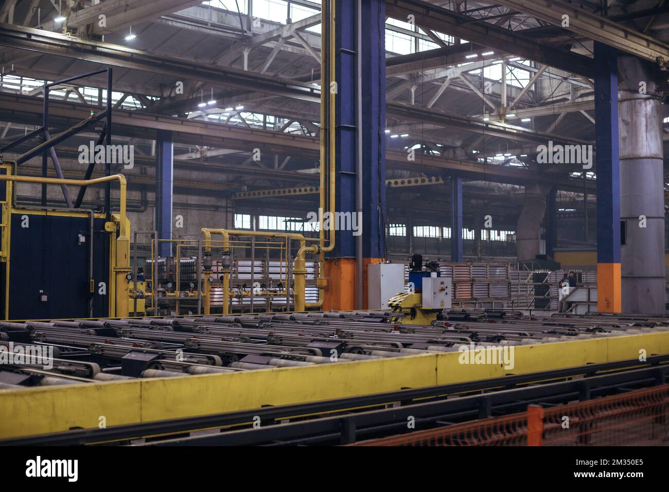 Das Innere ist moderne Ausrüstung in der Fabrik, experimentelle Ausrüstung. Arbeiten Sie mit Metall Stockfoto