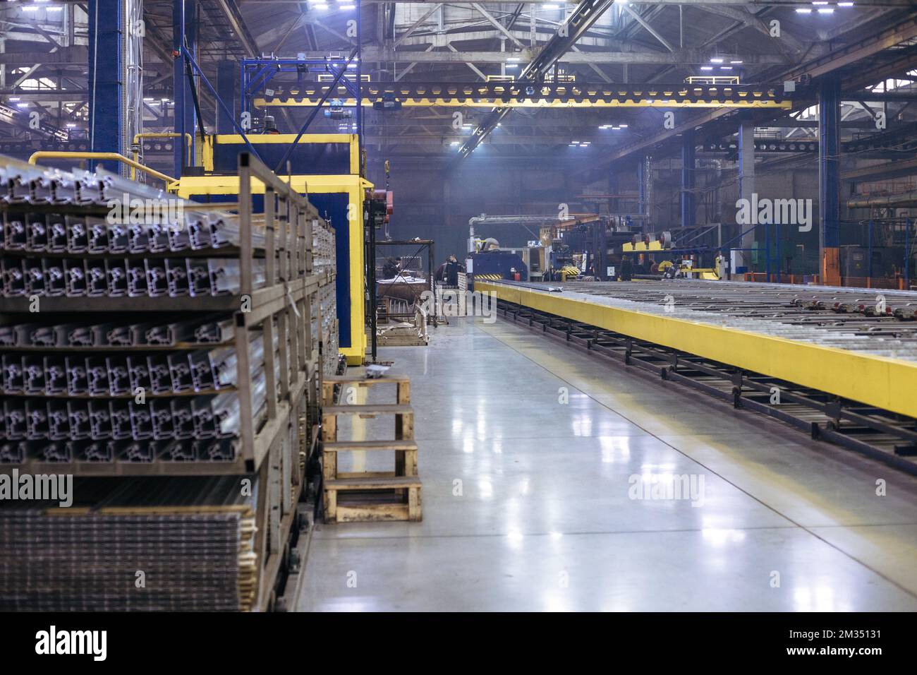 Das Innere ist moderne Ausrüstung in der Fabrik, experimentelle Ausrüstung. Arbeiten Sie mit Metall Stockfoto