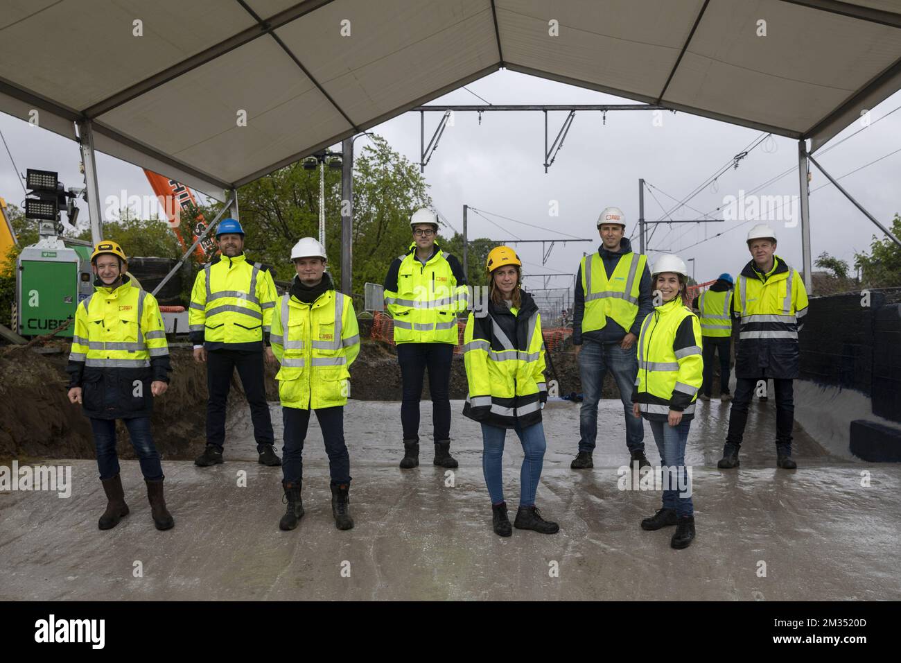 (L-R) Christophe Rubbens von Infrabel, Infrabel-CEO Benoit Gilson, Hans Bertiaux, Pieter Neyens von Infrabel, Nathalie Aelbrecht von Infrabel, Koen Willems, Elise Stramare und Peter Vergaert posieren während eines Pressebesuchs auf der Baustelle für den Fotografen, Veranstaltet von Infrabel anlässlich der Renovierung der Eisenbahnschienen der Ringstraße Brüssel-West am Montag, den 17. Mai 2021 in Brüssel. Von 13. Bis 24. Mai erneuert Infrabel die Eisenbahnschienen auf der Brüsseler West-Eisenbahnverbindung. Die Linie 28, die Brüssel-Midi (Brussel-Zuid) mit Schaerbeek (Schaarbeek) verbindet, ist für t strategisch Stockfoto