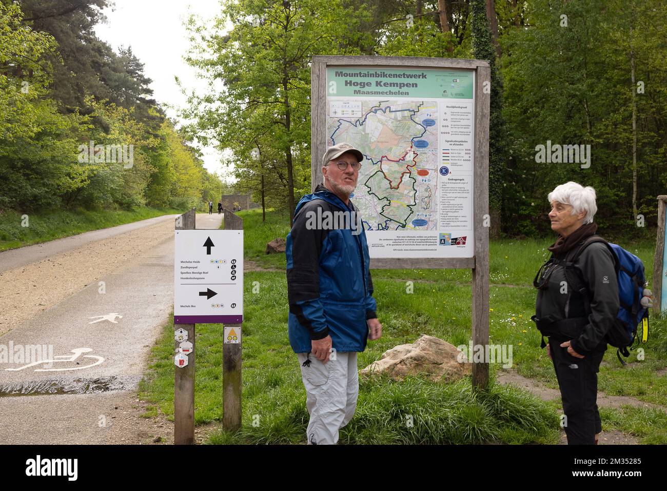 Die Abbildung zeigt Wanderer, die noch am Mittwoch, den 19. Mai 2021, den Nationalpark Hoge Kempen in Dilsen-Stokkem betreten. Die Polizei sucht seit gestern Morgen nach einem schwer bewaffneten Berufssoldaten, Jurgen Conings, in der Provinz Limburg. Der 46-jährige Mann drohte dem Virologen Van Ranst, der in Sicherheit gebracht wird. BELGA FOTO JAMES ARTHUR GEKIERE Stockfoto