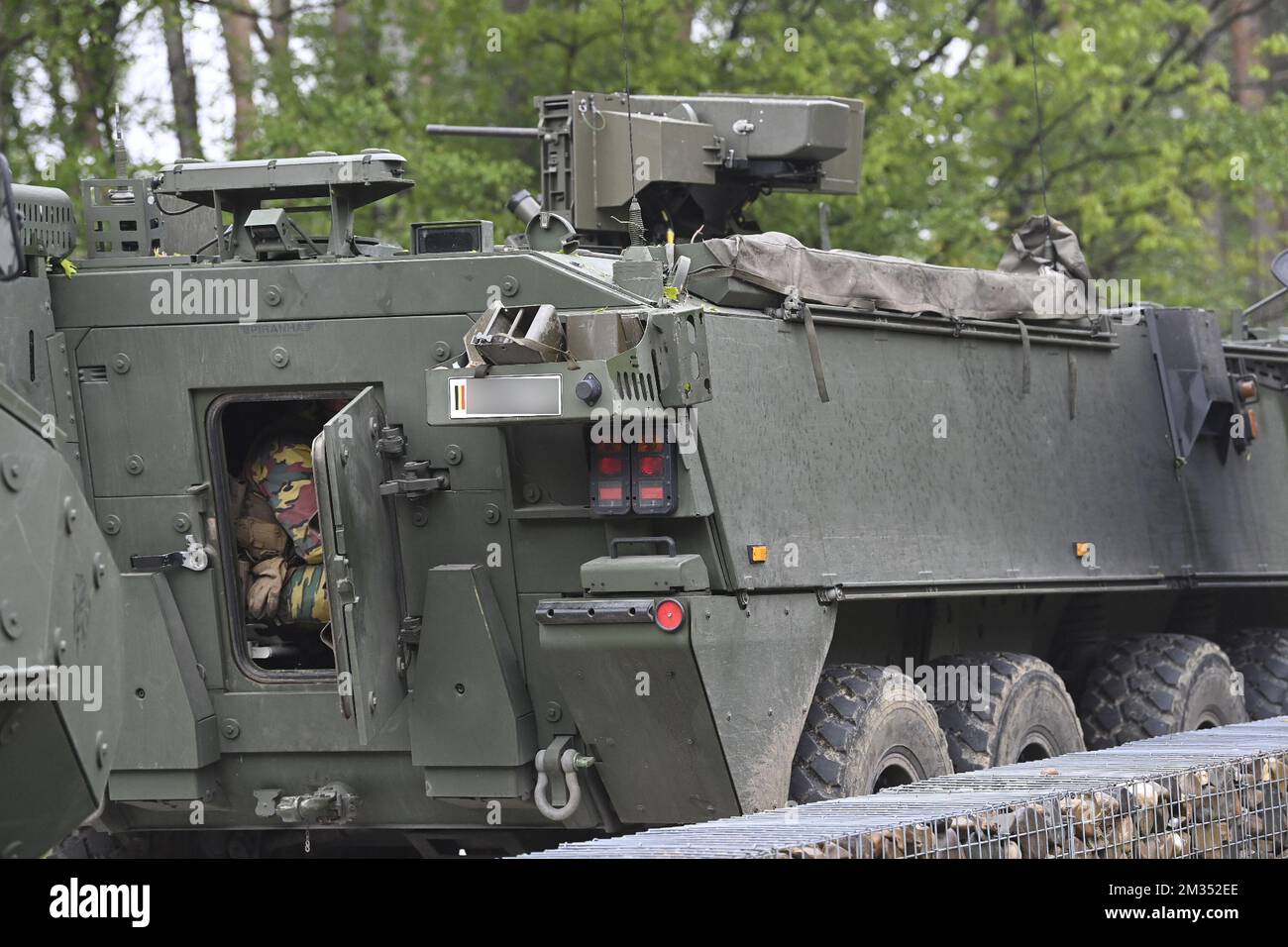 Das Bild zeigt gepanzerte Armeepanzer am Eingang zum Wald des Nationalparks Hoge Kempen in Maasmechelen, Donnerstag, den 20. Mai 2021. Die Polizei sucht weiterhin nach einem schwer bewaffneten Berufssoldaten, Jurgen Conings, in der Provinz Limburg. Der 46-jährige Mann drohte dem Virologen Van Ranst, der in Sicherheit gebracht wird. BELGA FOTO DIRK WAEM Stockfoto