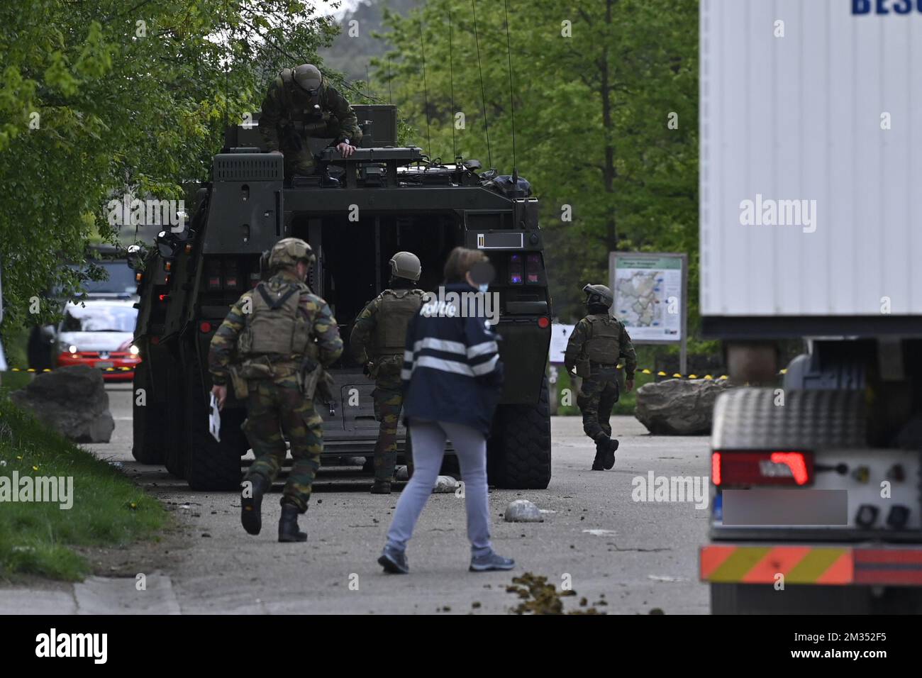 Das Bild zeigt gepanzerte Armeepanzer am Eingang zum Wald des Nationalparks Hoge Kempen in Maasmechelen, Donnerstag, den 20. Mai 2021. Die Polizei sucht weiterhin nach einem schwer bewaffneten Berufssoldaten, Jurgen Conings, in der Provinz Limburg. Der 46-jährige Mann drohte dem Virologen Van Ranst, der in Sicherheit gebracht wird. BELGA FOTO DIRK WAEM Stockfoto