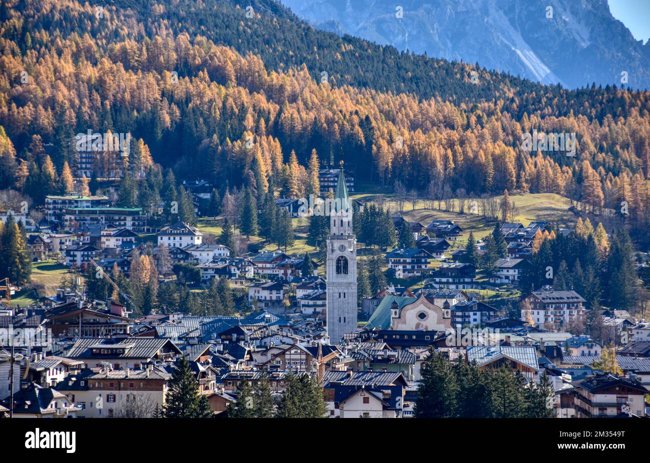 Cortina d’Ampezzo, Cortina, Stadt, Kirche, Skiort, Norditalien, Dolomiti Superski, Dolomiten, Schi, Ski, Haus, Häuser, Tourismus, Wintersport, Nobel, Stockfoto