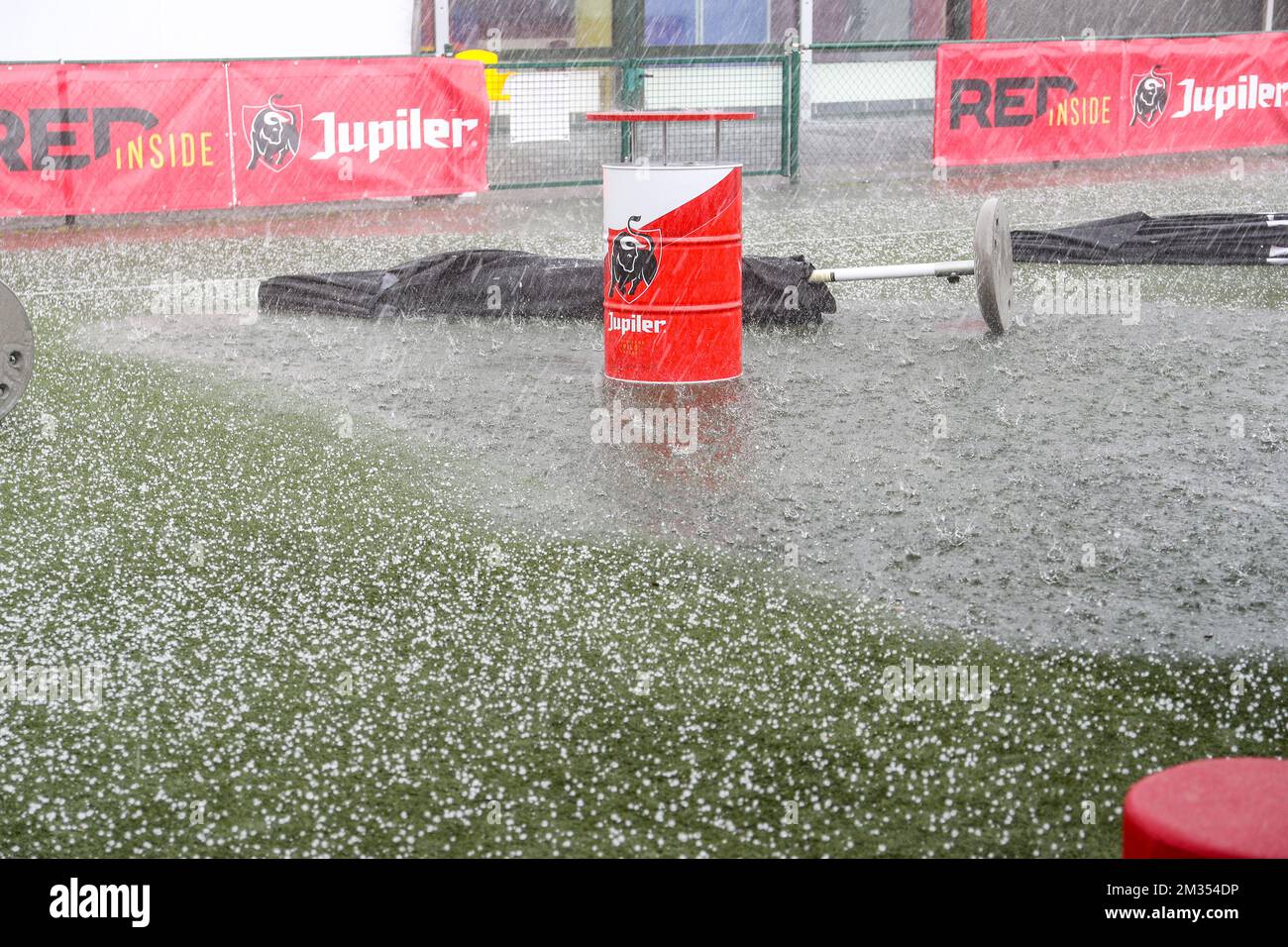 Abbildung zeigt starken Regen vor einer Trainingseinheit der belgischen Fußballnationalmannschaft Red Devils in Tubize, Mittwoch, 02. Juni 2021. Das Team bereitet sich auf die bevorstehende Europameisterschaft 2020 vor. BELGA FOTO BRUNO FAHY Stockfoto