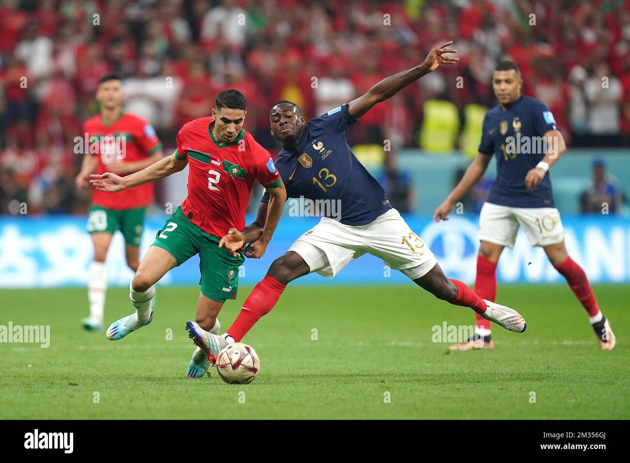 Marokkos Achraf Hakimi (links) und Frankreichs Youssouf Fofana kämpfen