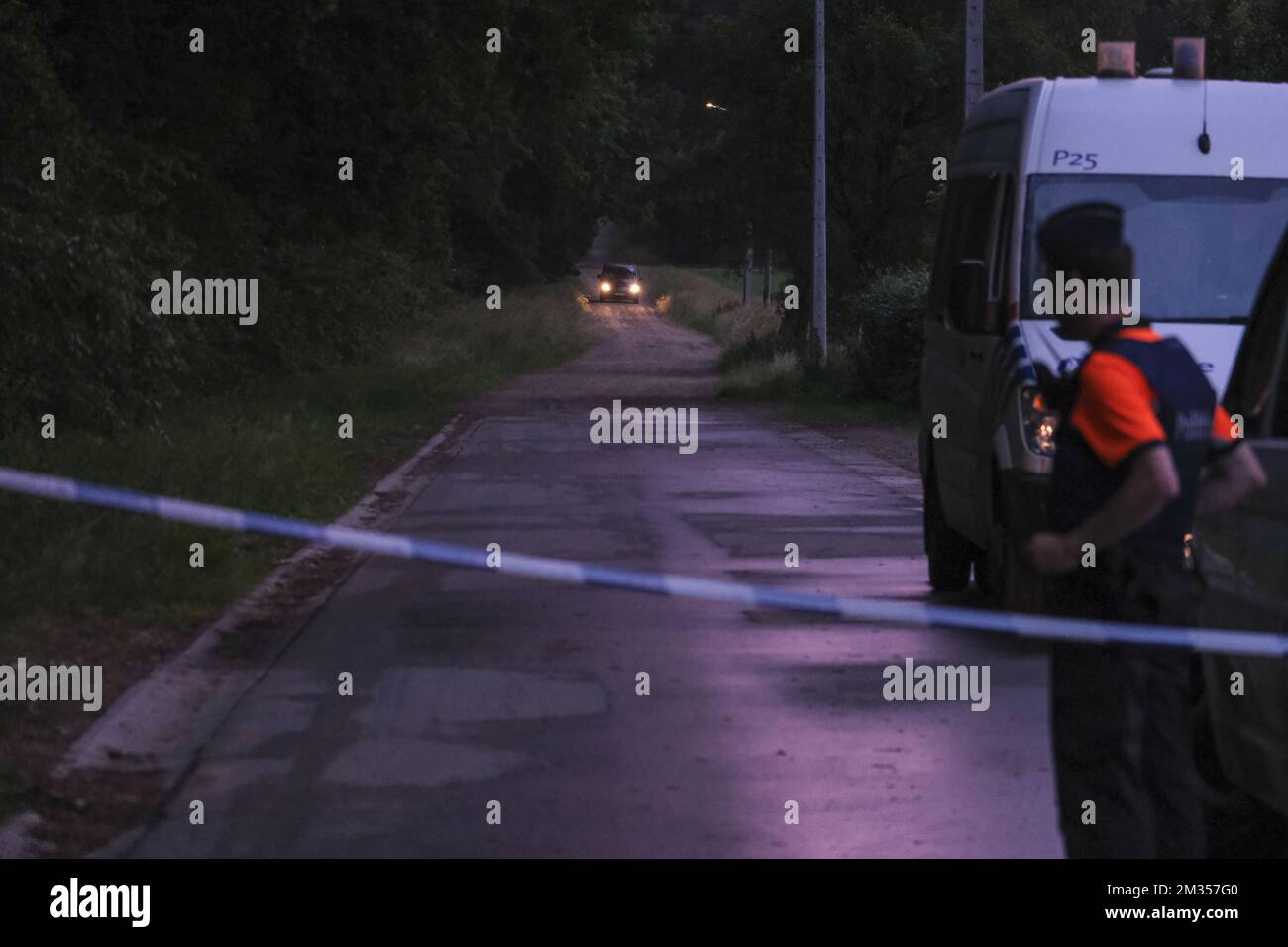 Ein Leichenwagen für den Transport der Leiche von Jürgen C. verlässt die Dilserbos, ein Waldgebiet des Nationaal Park Hoge Kempen in Dilsen-Stokkem, Provinz Limburg, Sonntag, den 20. Juni 2021. Die Leiche des flüchtigen Soldaten, Jurgen Conings, wurde heute zufällig vom Bürgermeister von Maaseik gefunden, während er in den Dilserbos radelte. Der 46-jährige Conings verschwand vor einem Monat, nachdem er den Virologen Van Ranst, den Befehlshaber der Armee und die Regierung bedroht hatte. Am 18. Mai wurde in einem großen Teil des Parks von der belgischen Polizei und Armee in Begleitung von Streitkräften aus Deutschland und den N eine massive Fahndung gestartet Stockfoto