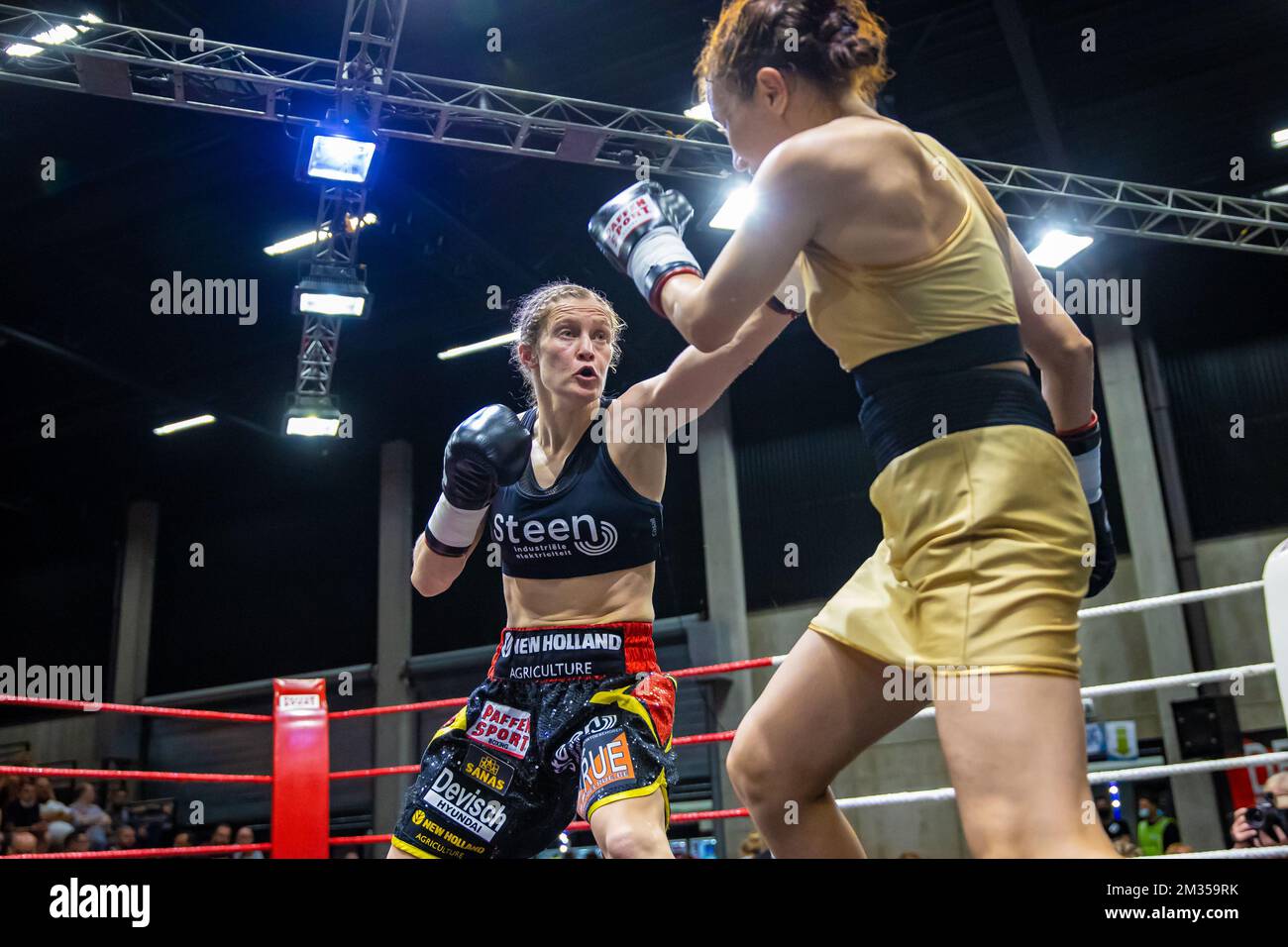 Belgische Delfine Persoon in Aktion während des Kampfes zwischen belgischer Delfine Persoon und russischer Elena Gradinar für die Überschrift der Internationalen Boxorganisation für Superfedergewichte am Samstag, den 03. Juli 2021, in Eernegem, Ichtegem. BELGA FOTO KURT DESPLENTER Stockfoto