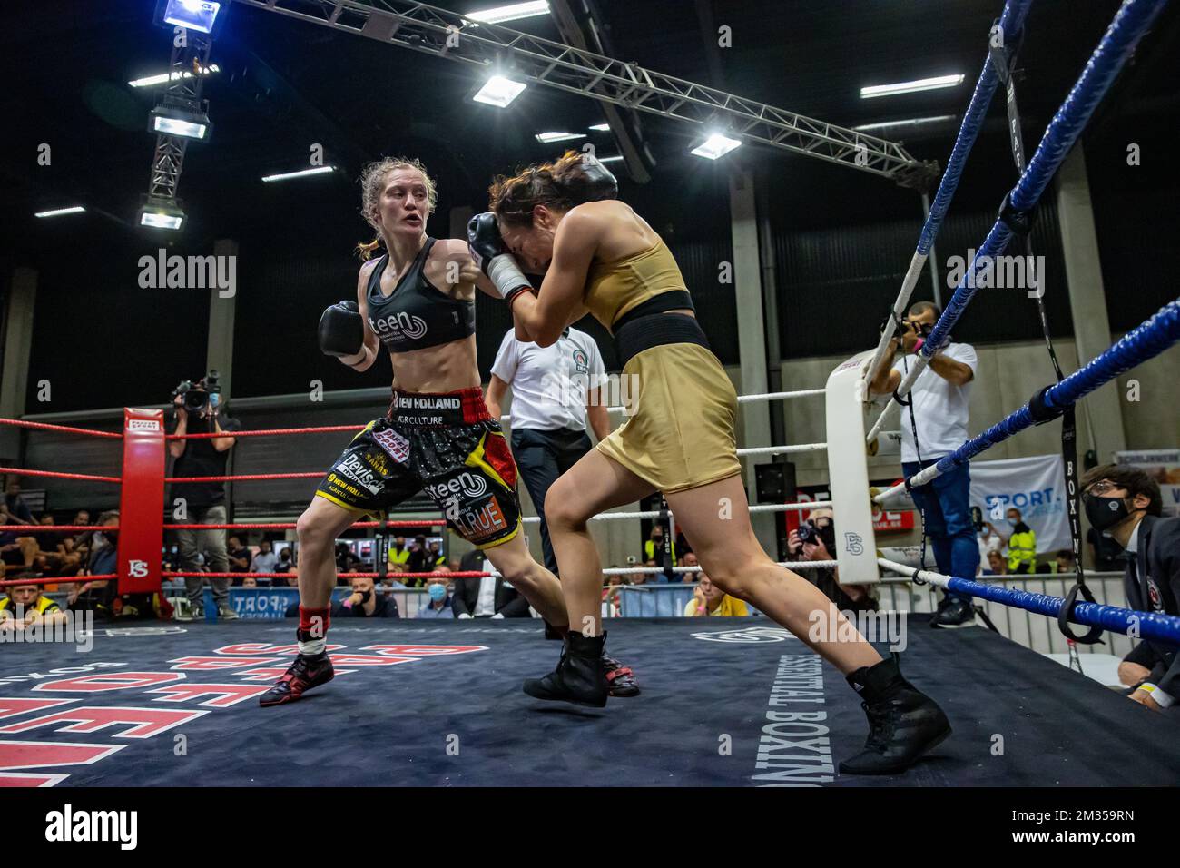 Belgische Delfine Persoon in Aktion während des Kampfes zwischen belgischer Delfine Persoon und russischer Elena Gradinar für die Überschrift der Internationalen Boxorganisation für Superfedergewichte am Samstag, den 03. Juli 2021, in Eernegem, Ichtegem. BELGA FOTO KURT DESPLENTER Stockfoto