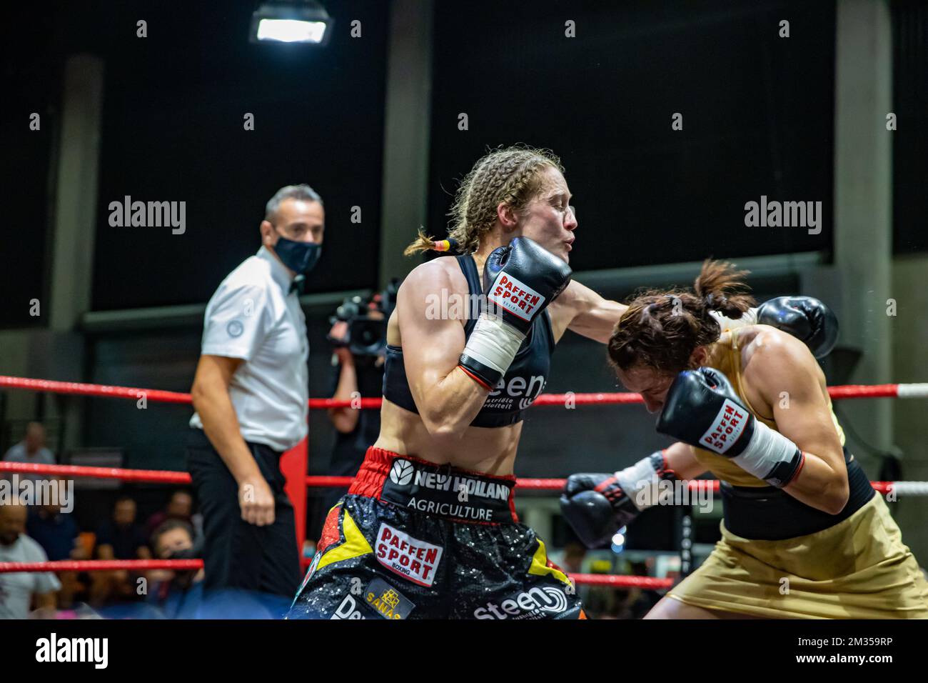 Belgische Delfine Persoon in Aktion während des Kampfes zwischen belgischer Delfine Persoon und russischer Elena Gradinar für die Überschrift der Internationalen Boxorganisation für Superfedergewichte am Samstag, den 03. Juli 2021, in Eernegem, Ichtegem. BELGA FOTO KURT DESPLENTER Stockfoto