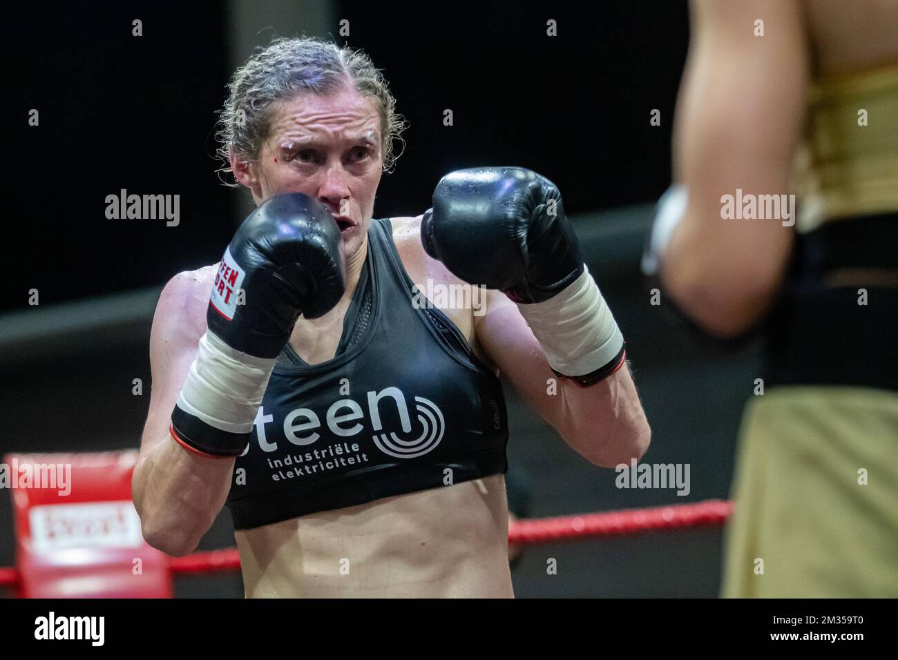 Belgische Delfine Persoon in Aktion während des Kampfes zwischen belgischer Delfine Persoon und russischer Elena Gradinar für die Überschrift der Internationalen Boxorganisation für Superfedergewichte am Samstag, den 03. Juli 2021, in Eernegem, Ichtegem. BELGA FOTO KURT DESPLENTER Stockfoto