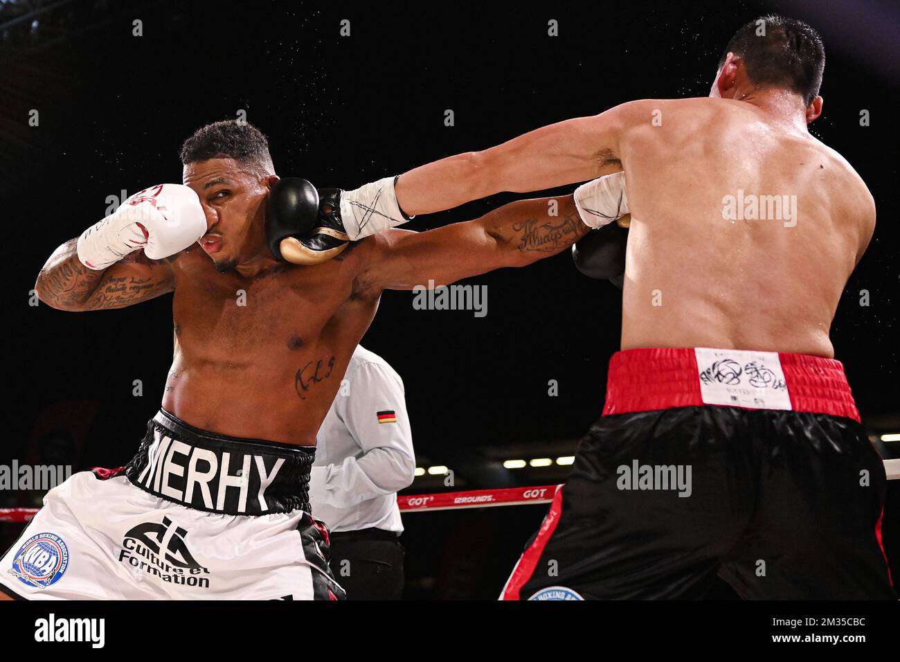 Das Bild zeigt einen Boxkampf zwischen dem belgischen Ryad Mehri und dem chinesischen Zhaoxin Zhang für den Weltboxverband „World Cruiserweight“-Titel, Samstag, den 17. Juli 2021 in Brüssel. BELGA FOTO LAURIE DIEFFEMBACQ Stockfoto