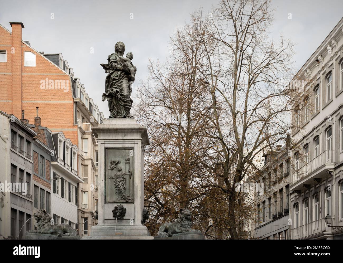 Lüttich. Wallonien - Belgien 31-10-2021. Der Brunnen der Jungfrau und des Kindes, im Herzen der Fußgängerzone des Lüttich Stockfoto