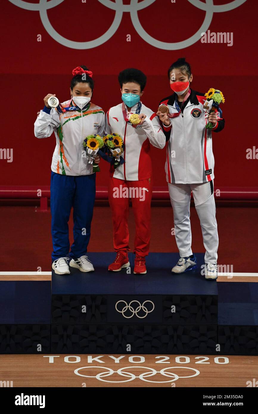 (Von L bis R) Silbermedaillengewinner Indiens Chanu Saikhom Mirabai, Goldmedaillengewinner Chinas Hou Zhihui und Bronzemedaillengewinner Indonesiens Windy Cantika Aisah stehen am zweiten Tag der Olympischen Spiele 2020 in Tokio auf dem Podium für die Siegeszeremonie der Gewichtstraining für Frauen unter 49kg. Japan am Samstag, den 24. Juli 2021. Die verschoben Olympischen Sommerspiele 2020 finden vom 23. Juli bis zum 8. August 2021 statt. BELGA FOTO ROB WALKERS Stockfoto