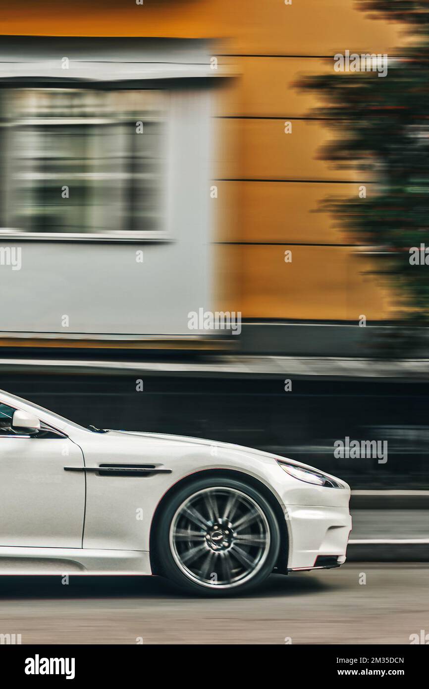 Kiew, Ukraine - 2. September 2017: Aston Martin DBS, weißer britischer Supersportwagen in der Stadt. Auto in Bewegung Stockfoto