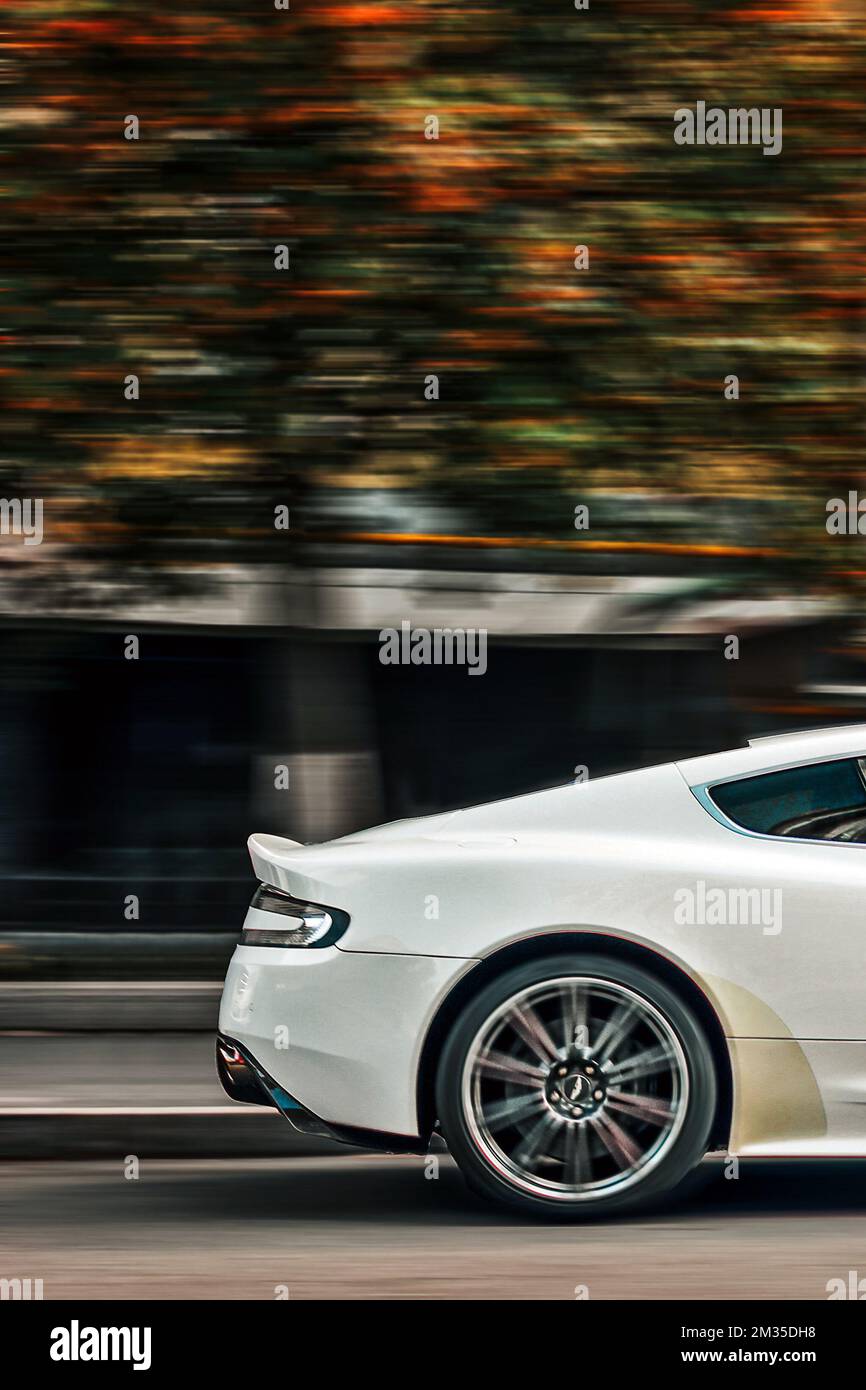 Kiew, Ukraine - 2. September 2017: Aston Martin DBS, weißer britischer Supersportwagen in der Stadt. Auto in Bewegung Stockfoto