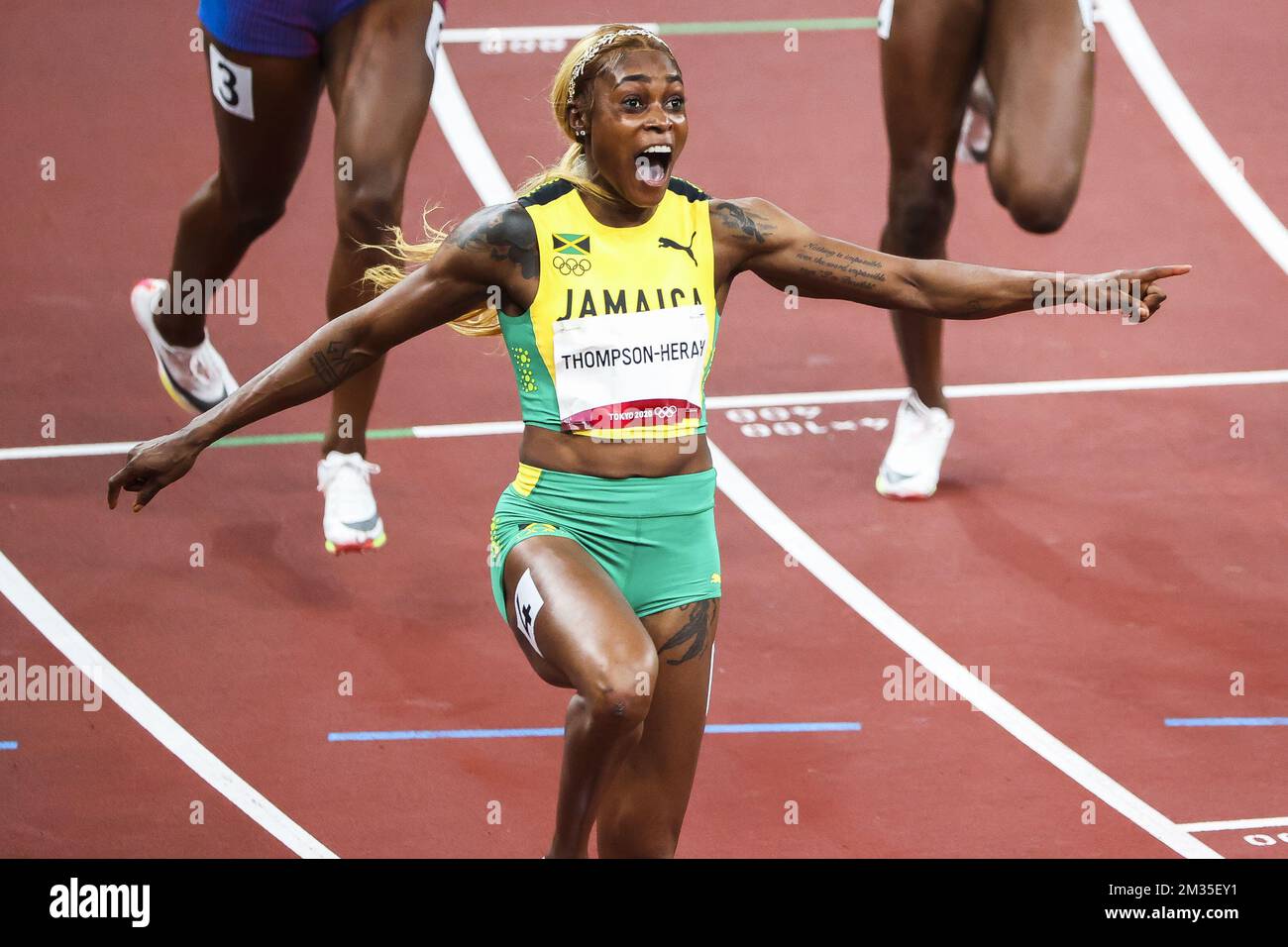 Jamaikas Elaine Thompson-Herah feiert, als sie die Ziellinie überquert und am 9. Tag der „Olympischen Spiele 2020 in Tokio“ am Samstag, dem 31. Juli 2021, das 100m. Finale gewinnt. Die verschoben Olympischen Sommerspiele 2020 finden vom 23. Juli bis zum 8. August 2021 statt. BELGA FOTO BENOIT DOPPPAGNE Stockfoto