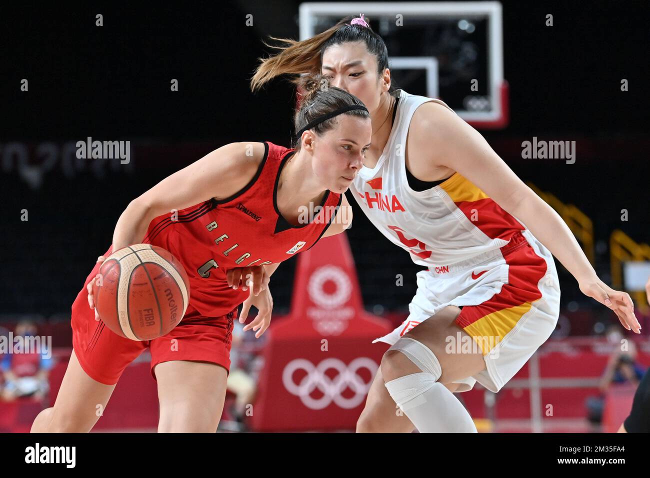 Belgische Katzen Antonia Tonia Delaere und Chinas Meng Li kämpfen um den Ball während eines Basketballspiels zwischen belgischen belgischen Katzen und China, in der Vorrunde C der Frauen, viertes und letztes Spiel, am 11. Tag der Olympischen Spiele Tokio 2020, Japan am Montag, den 02. August 2021. Die verschoben Olympischen Sommerspiele 2020 finden vom 23. Juli bis zum 8. August 2021 statt. BELGA FOTO DIRK WAEM Stockfoto