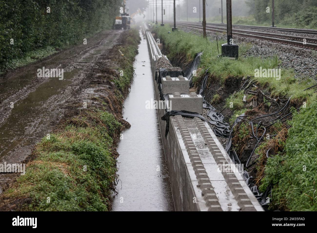 Abbildung zeigt Arbeiten an den Eisenbahnen in Basse-Wavre am Montag, den 02. August 2021, nach den extrem schweren Überschwemmungen, die die Region vor mehr als zwei Wochen heimsuchten. 38 Menschen starben und 1 Person wird weiterhin als vermisst angesehen. BELGA FOTO BRUNO FAHY Stockfoto