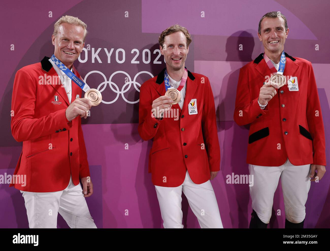 Die belgischen Reiter Jerome Guery, Pieter Devos und Gregory Wathelet posieren mit ihrer Medaille nach der Medaillenzeremonie des Springwettbewerbs des Teams am 16. Tag der „Olympischen Spiele Tokio 2020“ am Samstag, den 07. August 2021 in Tokio, Japan. Die verschoben Olympischen Sommerspiele 2020 finden vom 23. Juli bis zum 8. August 2021 statt. BELGA PHOTO DIRK CAREMANS Stockfoto