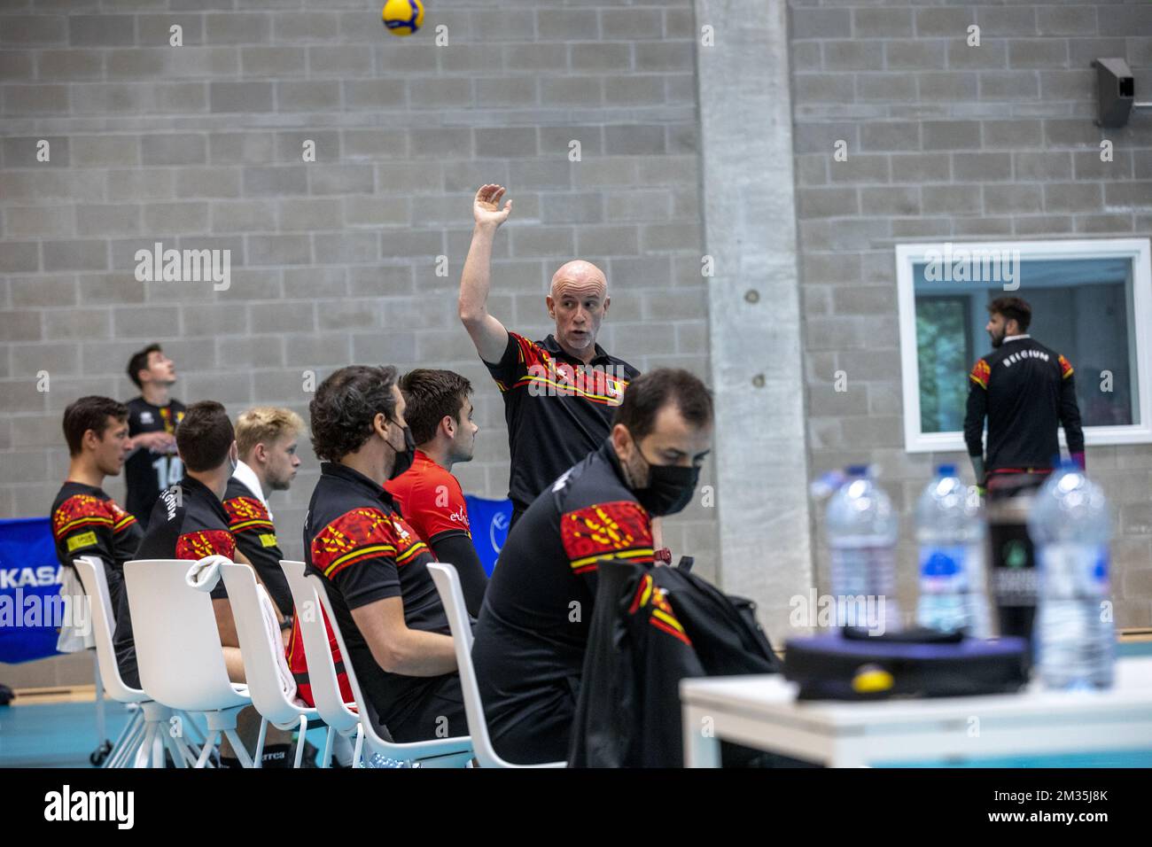 Der belgische Cheftrainer Fernando Munoz (C) wurde während eines freundlichen Volleyballspiels zwischen der belgischen Volleyballnationalmannschaft der Männer, den Red Dragons, und der deutschen Volleyballnationalmannschaft in Leuven am Mittwoch, den 18. August 2021, abgebildet. BELGA FOTO HATIM KAGHAT Stockfoto