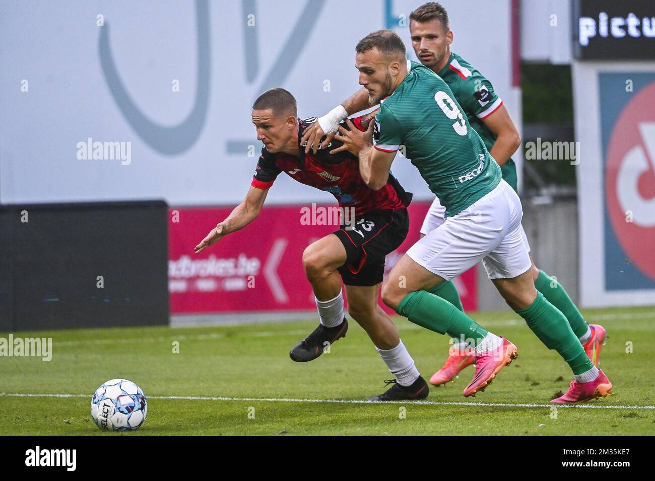 Virtons DIN Sula und Rwdms Glenn Claes kämpfen um den Ball während eines Fußballspiels zwischen RWDM und Royal Excelsior Virton, Freitag, den 27. August 2021, in Brüssel, am 3. Tag der zweiten Liga der belgischen Fußballmeisterschaft '1B Pro League'. BELGA FOTO LAURIE DIEFFEMBACQ Stockfoto