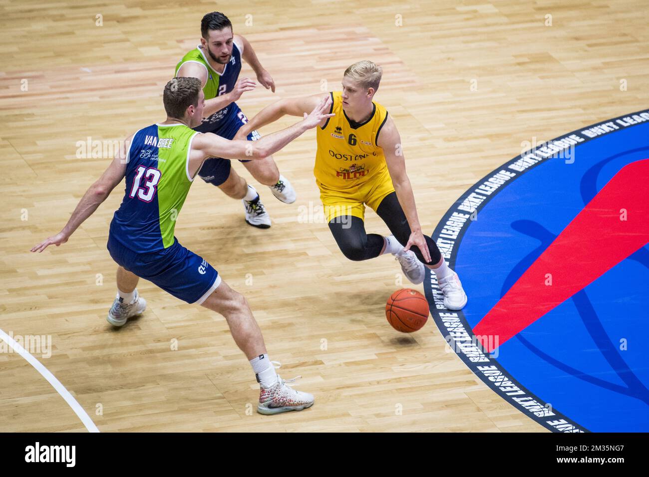 Leidens Luuk van Bree, Leidens Maarten Bouwknecht und Oostendes Keye van der Vurst de Vries kämpfen am Samstag, den 11. September 2021 in 's-Hertogenbosch, Niederlande, um den Ball bei einem Basketballspiel zwischen der niederländischen Mannschaft Zorg en Zekerheid Leiden und dem belgischen BC Oostende. Der BNXT Supercup zwischen den niederländischen und belgischen Champions. BELGA FOTO JASPER JACOBS Stockfoto