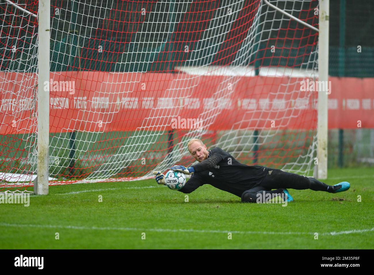 Der Standard-Torwart Arnaud Bodart wurde während eines Trainings der belgischen Fußballmannschaft Standard de Lüttich fotografiert, die am Mittwoch, den 15. September 2021, in Lüttich für Fans geöffnet ist. BELGA FOTO BERNARD GILLET Stockfoto